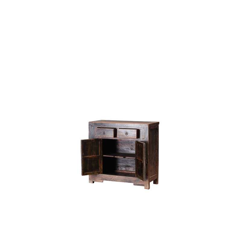 Buffet auxiliar de madera con puertas abiertas y compartimentos interiores.