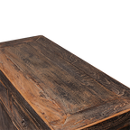 Superficie superior de madera del buffet auxiliar, textura envejecida y vetas.