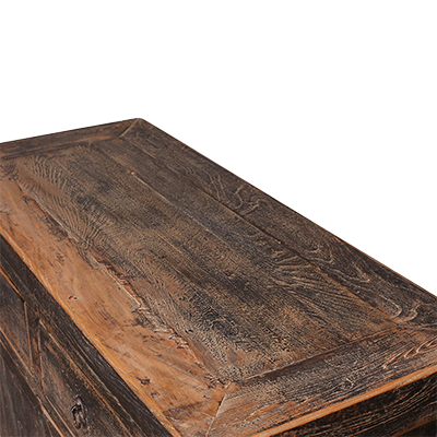 Superficie superior de madera del buffet auxiliar, textura envejecida y vetas.