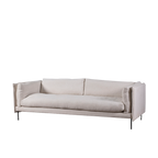 Sofá de 3 plazas beige vista lateral, brazos acolchados y base con patas metálicas.