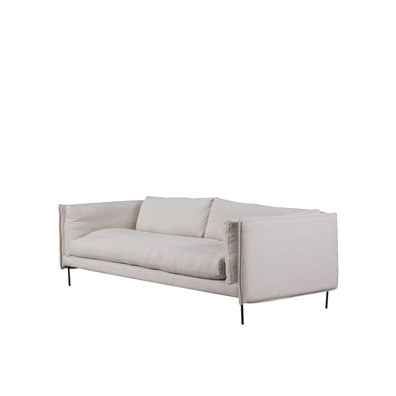 Sofá de 3 plazas beige vista lateral completa, respaldo dividido, brazos acolchados y patas.