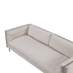 Sofá de 3 plazas beige detalle del asiento y respaldo, costuras verticales, tapizado liso.