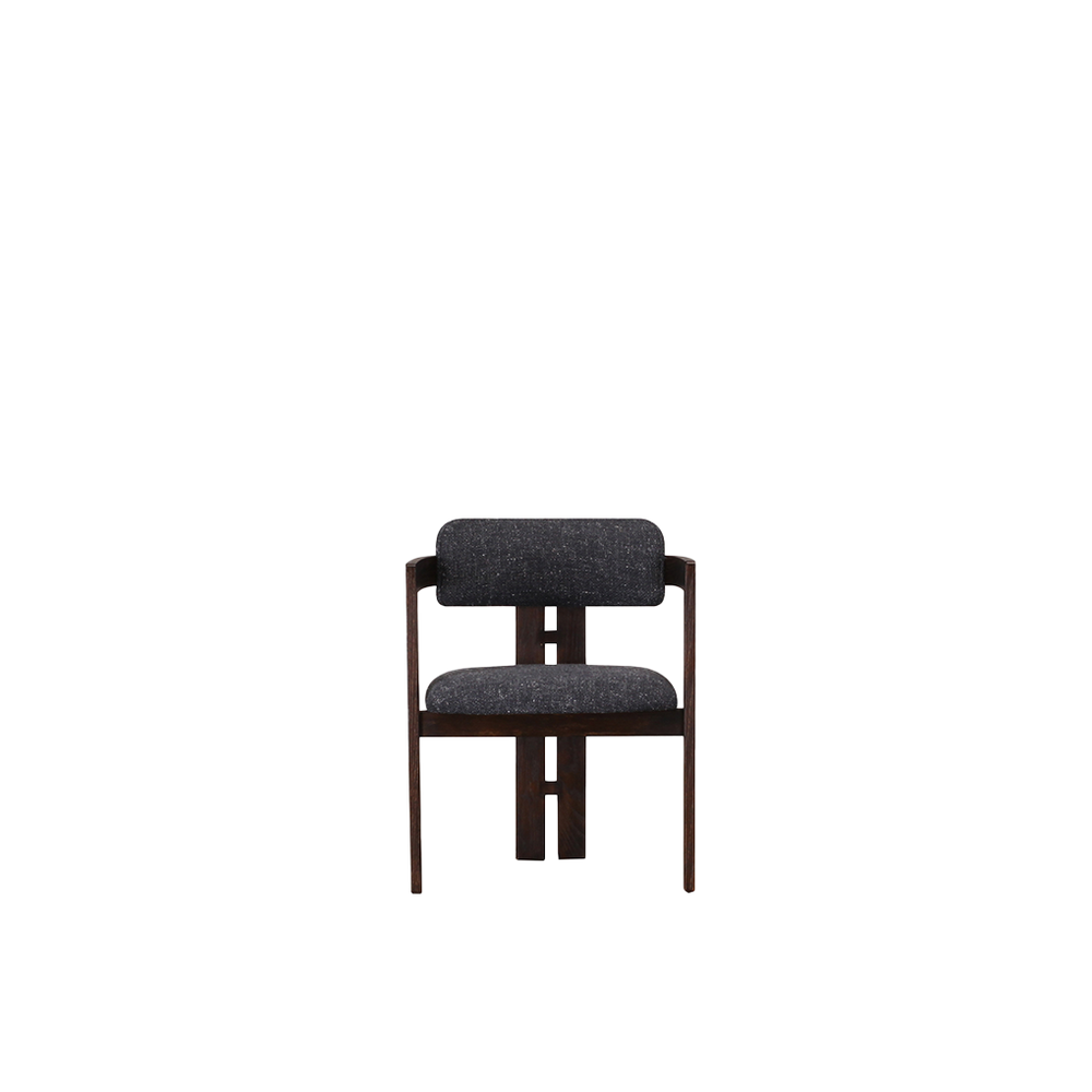 Silla tapizada con brazos y respaldo alto, estructura de madera oscura, asiento gris oscuro