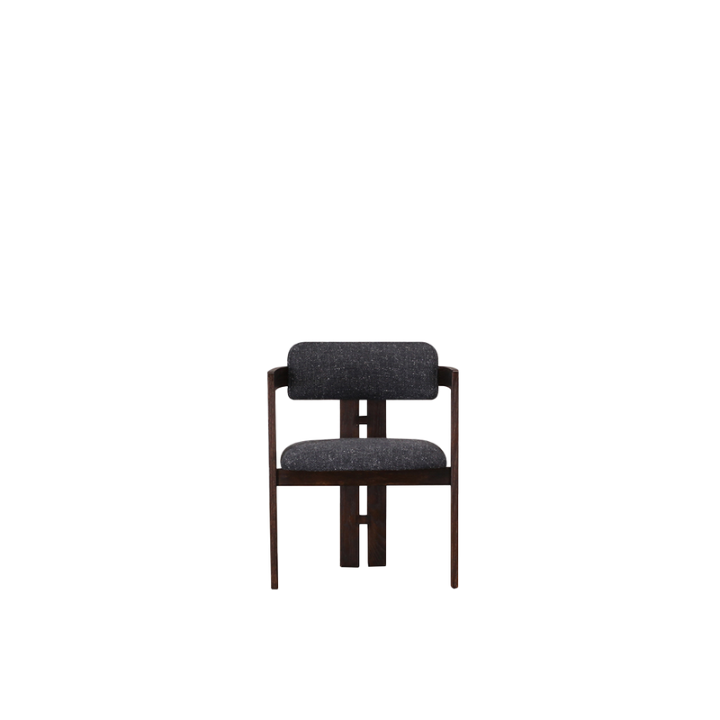 Silla tapizada con brazos y respaldo alto, estructura de madera oscura, asiento gris oscuro