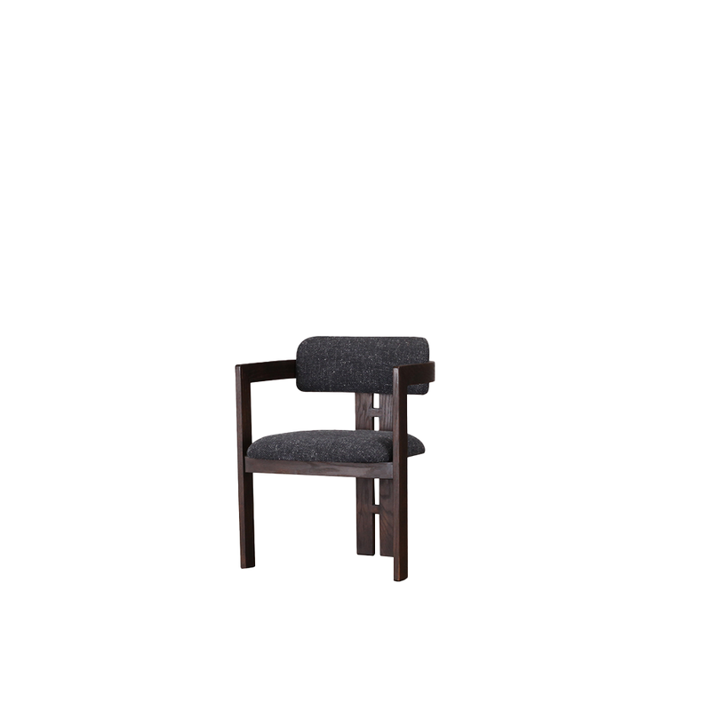Silla tapizada con brazos, respaldo alto y asiento gris oscuro; patas de madera oscura