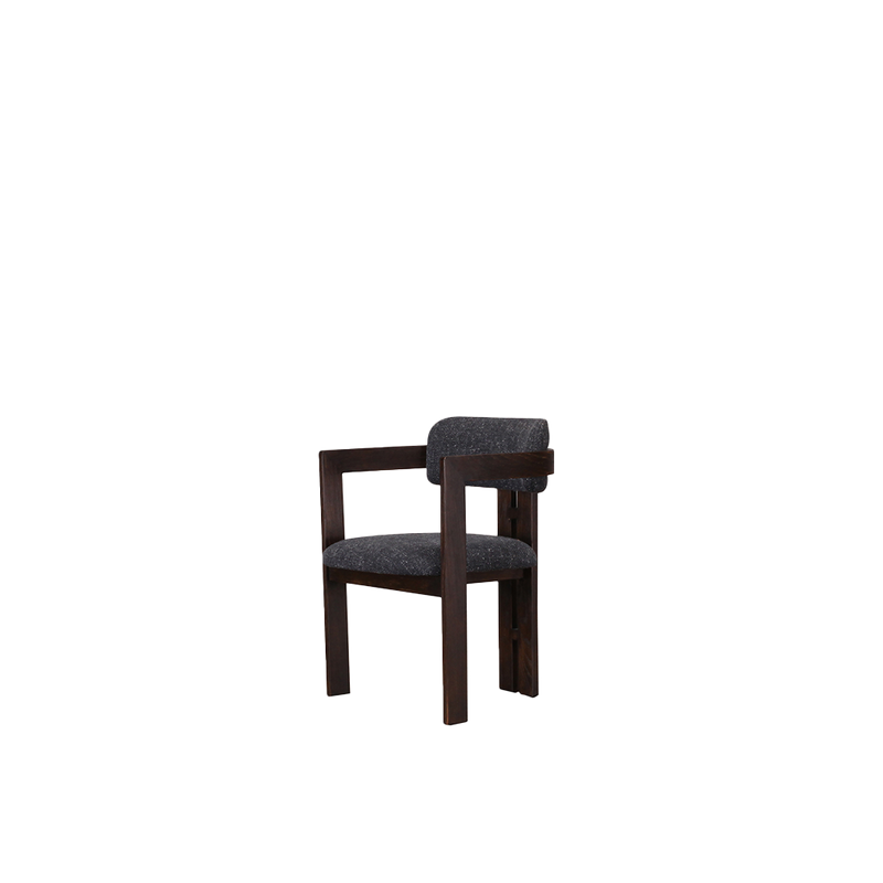 Silla tapizada con respaldo y brazos, asiento gris oscuro con textura, madera oscura