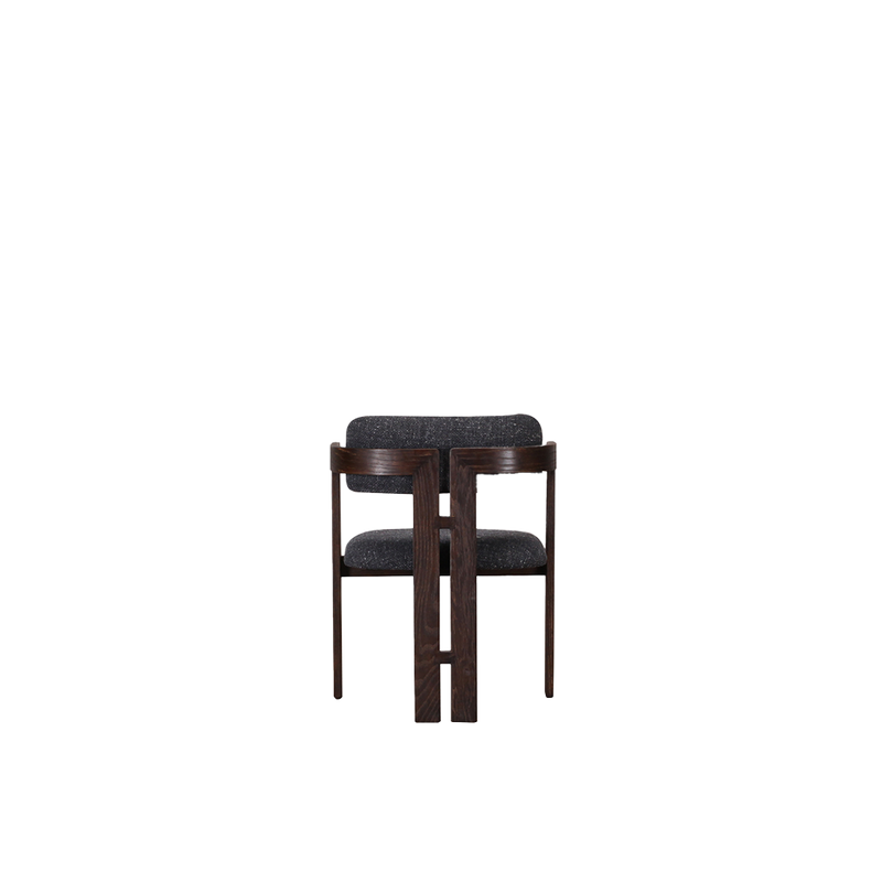 Silla tapizada con respaldo alto, asiento gris oscuro y patas de madera oscura
