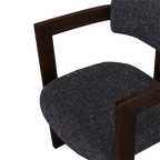 Reposabrazos y asiento de silla tapizada gris oscuro con textura, madera oscura