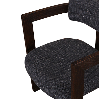 Reposabrazos y asiento de silla tapizada gris oscuro con textura, madera oscura