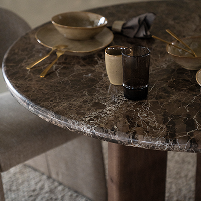 Mesa de comedor redonda con sobre de mármol marrón oscuro y vetas blancas