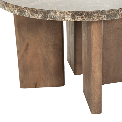 Mesa redonda de mármol marrón veteada con patas de madera al frente y vista del hueco