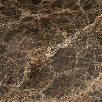 Textura de mármol marrón con vetas claras y oscuras, vista de cerca de la tapa