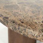 Borde del sobre de mármol beige con vetas y pata de madera marrón