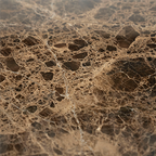 Mármol beige con textura moteada y vetas marrón oscuro