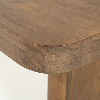 Esquina de mesa de comedor de madera natural con vetas y cantos redondeados