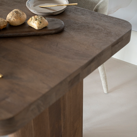 Mesa de comedor de madera natural Edward, detalle del borde del tablero y vetas