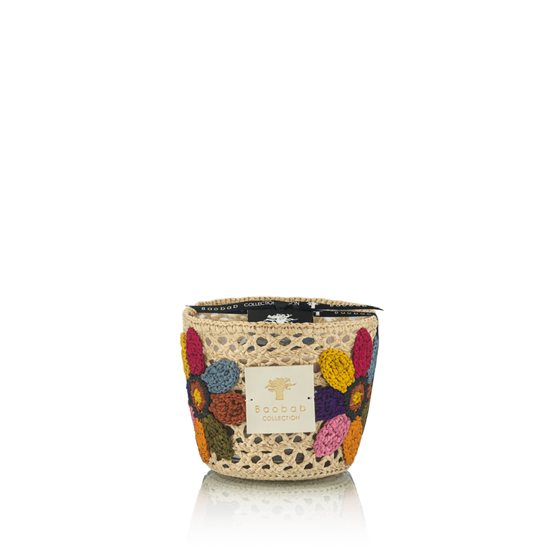 Vela en frasco de malla beige con flor bordada multicolor y etiqueta Baobab Collection