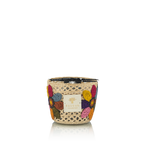 Vela en frasco de malla beige con motivo floral bordado en rosa, azul, naranja y etiqueta