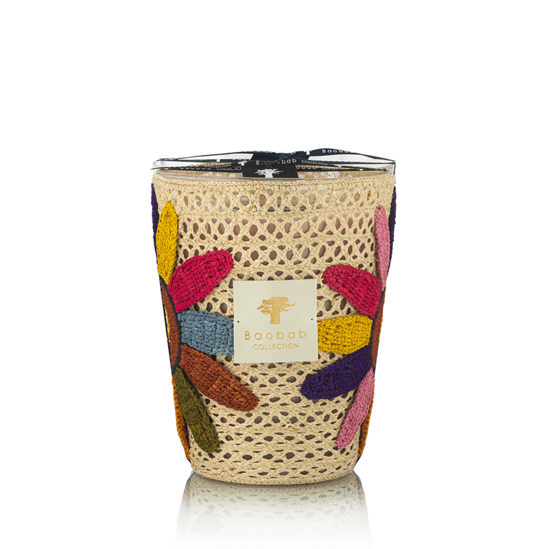 Vela en frasco de malla beige con flores bordadas multicolor y etiqueta Baobab Collection