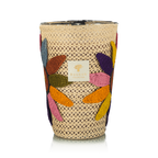 Vela en frasco de malla beige con motivo floral bordado multicolor y etiqueta
