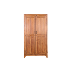 Armario de madera de teca con puertas dobles y tiradores metálicos
