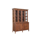Vitrina de madera marrón con puertas de cristal y tiradores metálicos