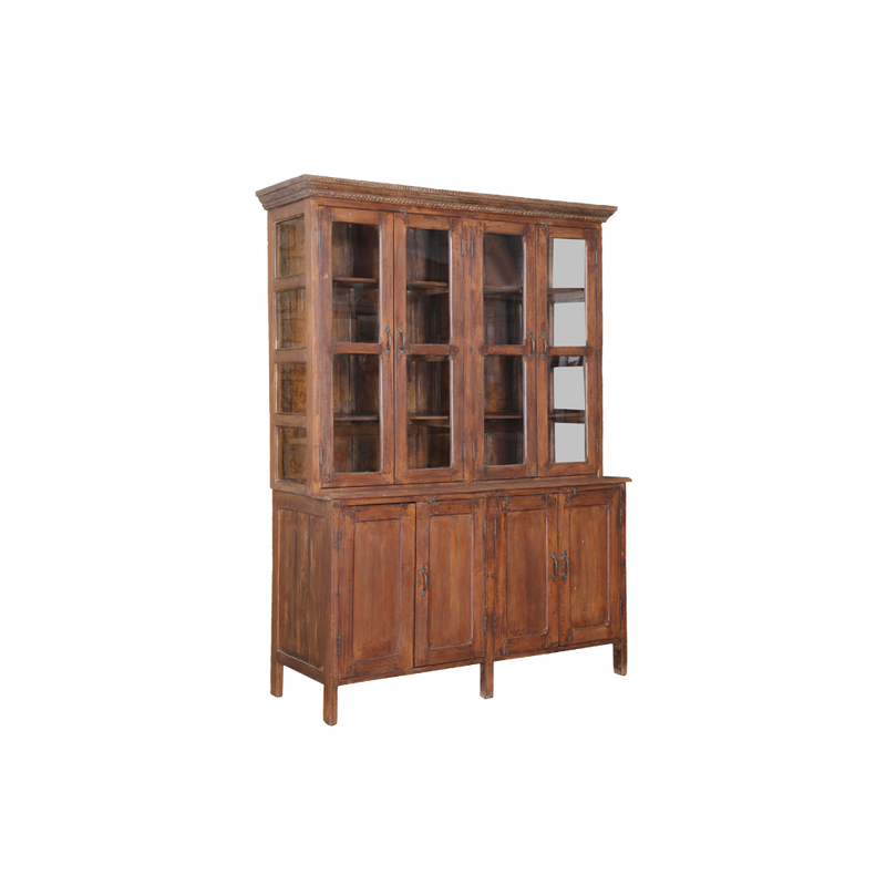 Vitrina de madera marrón con puertas de cristal y tiradores metálicos