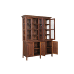 Vitrina de madera marrón con puertas de cristal abiertas y estantes interiores
