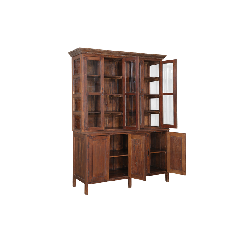 Vitrina de madera marrón con puertas de cristal abiertas y estantes interiores