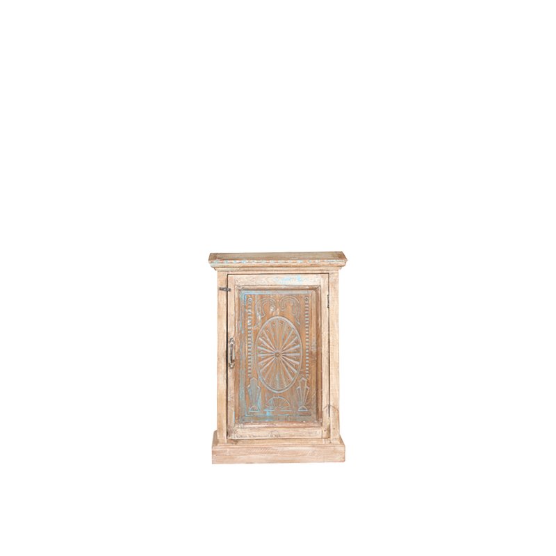Mesita de noche de madera teca con panel tallado y puerta con detalles azules