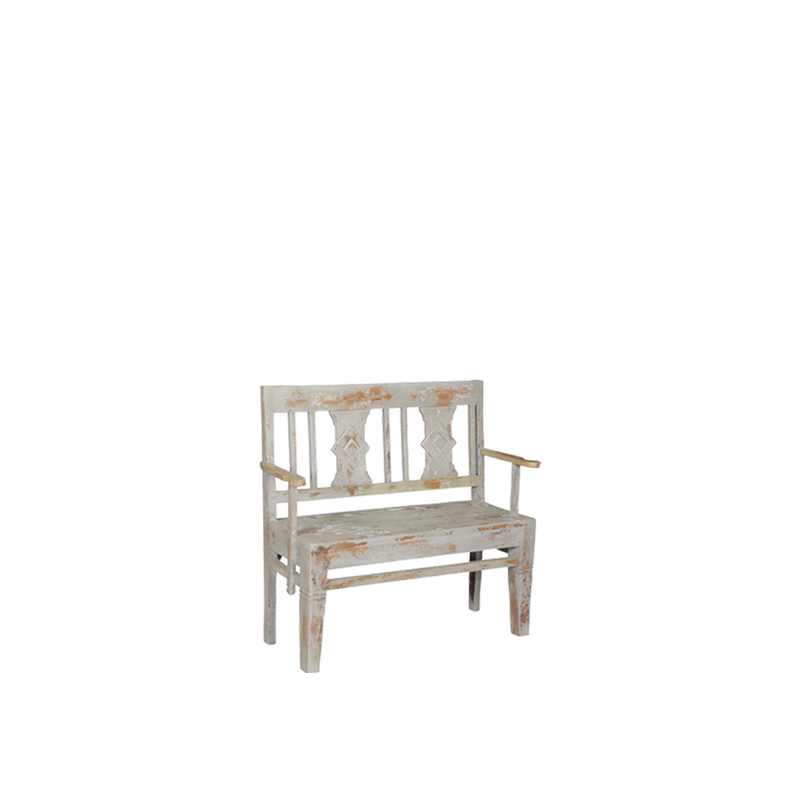 Banco de madera teca envejecida con asiento y respaldo calado, patas torneadas