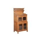 Vitrina de teca con puertas de cristal y estantes interiores