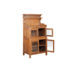 Vitrina de teca con puerta de cristal abatible y estantes interiores