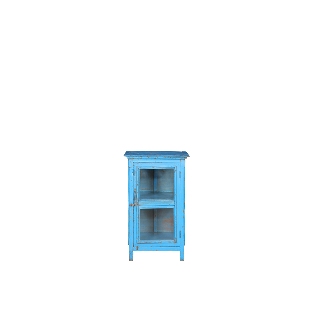 Vitrina de madera azul con dos estantes y puerta con panel transparente