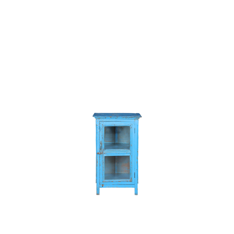 Vitrina de madera azul con dos estantes y puerta con panel transparente