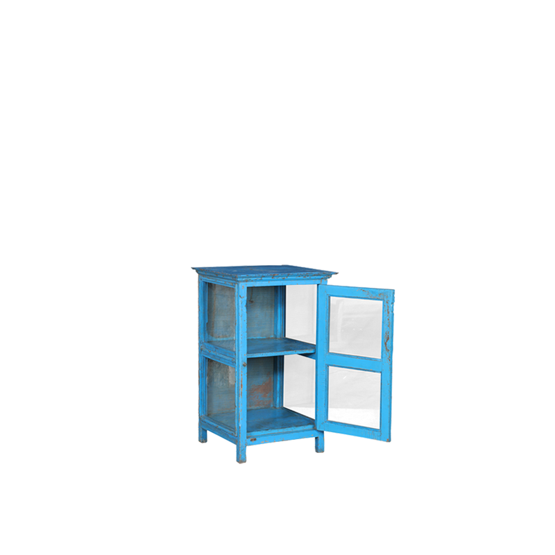 Vitrina de madera azul con estantes y puerta abierta con panel transparente