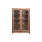 Vitrina de madera de teca con puertas de vidrio y estantes interiores