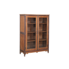 Vitrina de madera de teca con dos puertas de vidrio y estantes interiores