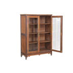 Vitrina de madera de teca con puerta de vidrio abierta y estantes visibles