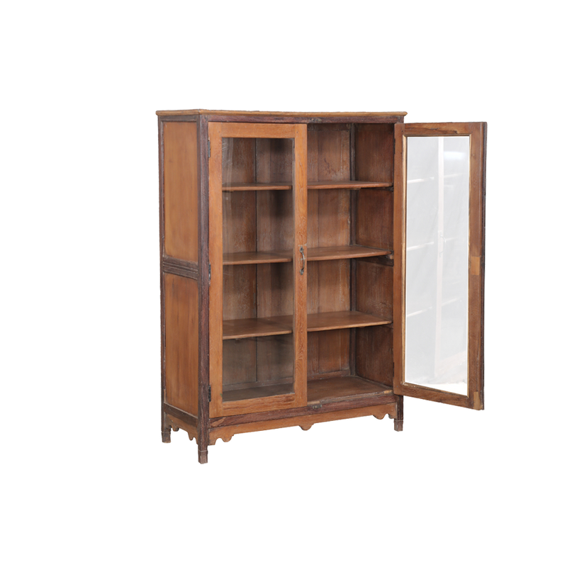 Vitrina de madera de teca con puerta de vidrio abierta y estantes visibles