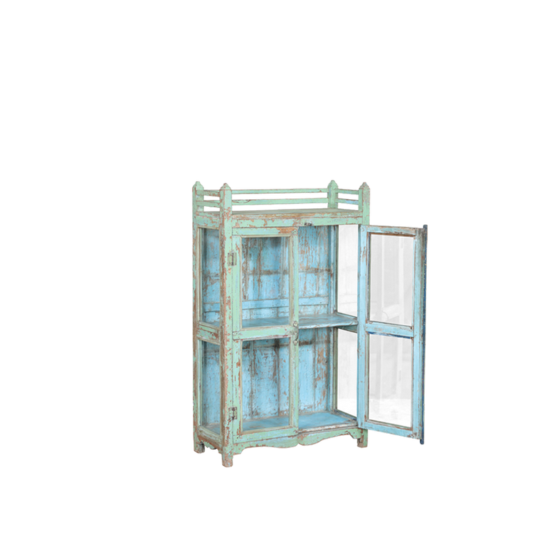 Vitrina de madera azul envejecido con estantes y puerta derecha abierta