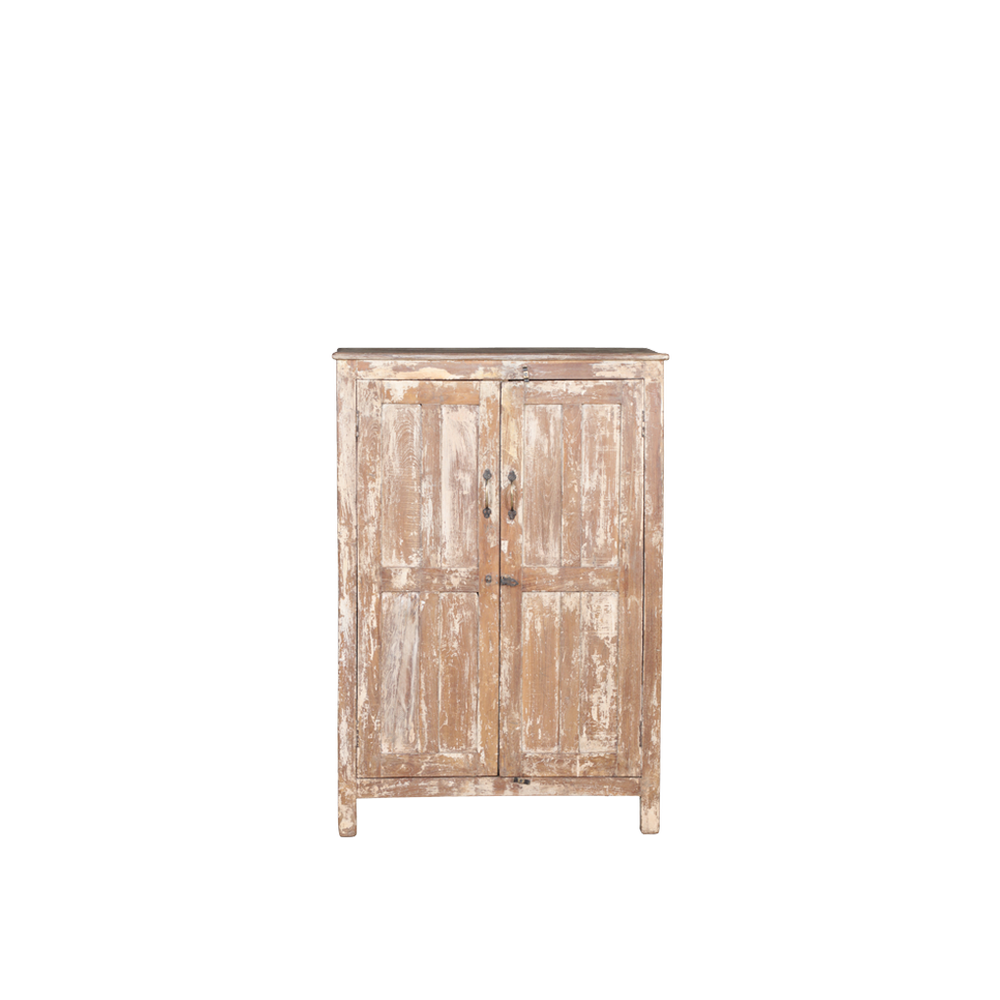 Armario de teca con dos puertas y tiradores metálicos, acabado envejecido.