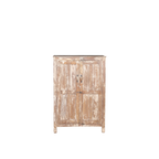 Armario de teca con dos puertas y tiradores metálicos, acabado envejecido.