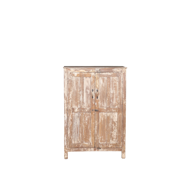 Armario de teca con dos puertas y tiradores metálicos, acabado envejecido.