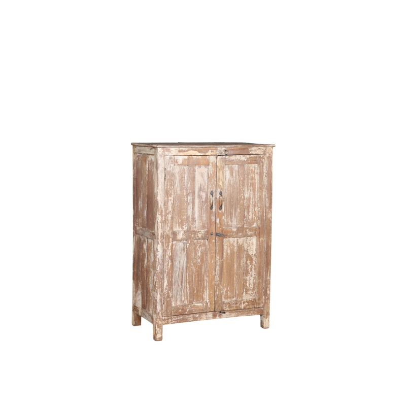 Armario de teca de 2 puertas, pintura desgastada y patas bajas.