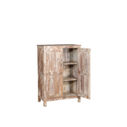 Armario de teca con puertas abiertas y estantes interiores, madera envejecida.