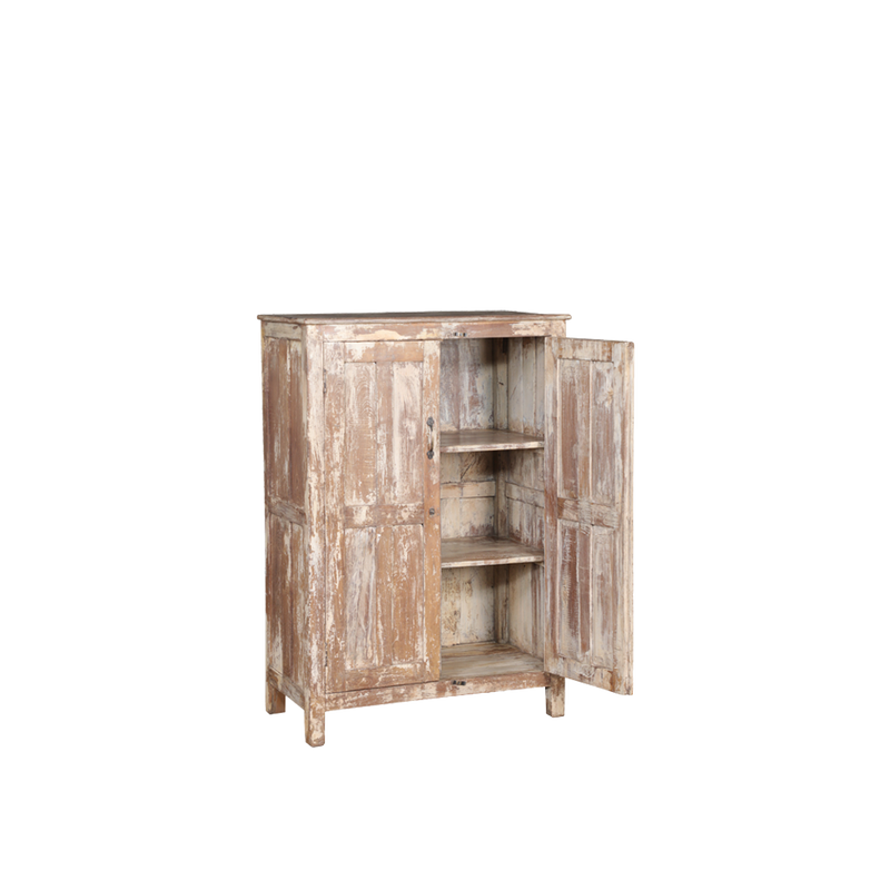 Armario de teca con puertas abiertas y estantes interiores, madera envejecida.