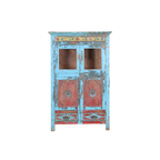 Vitrina de madera turquesa con dos puertas y cajones con motivos rojos