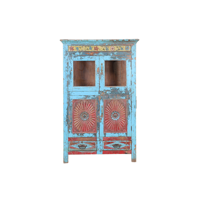 Vitrina de madera turquesa con dos puertas y cajones con motivos rojos