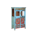 Vitrina de madera turquesa con dos puertas acristaladas y detalles ornamentales rojos